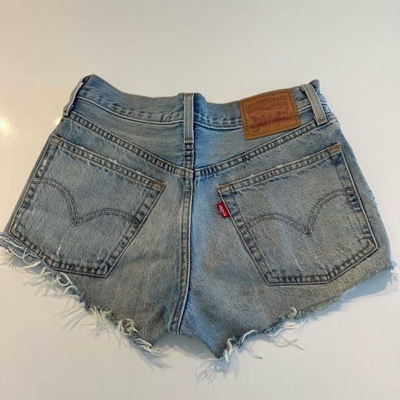 Mid rise Levi shorts - Picture 2 of 3